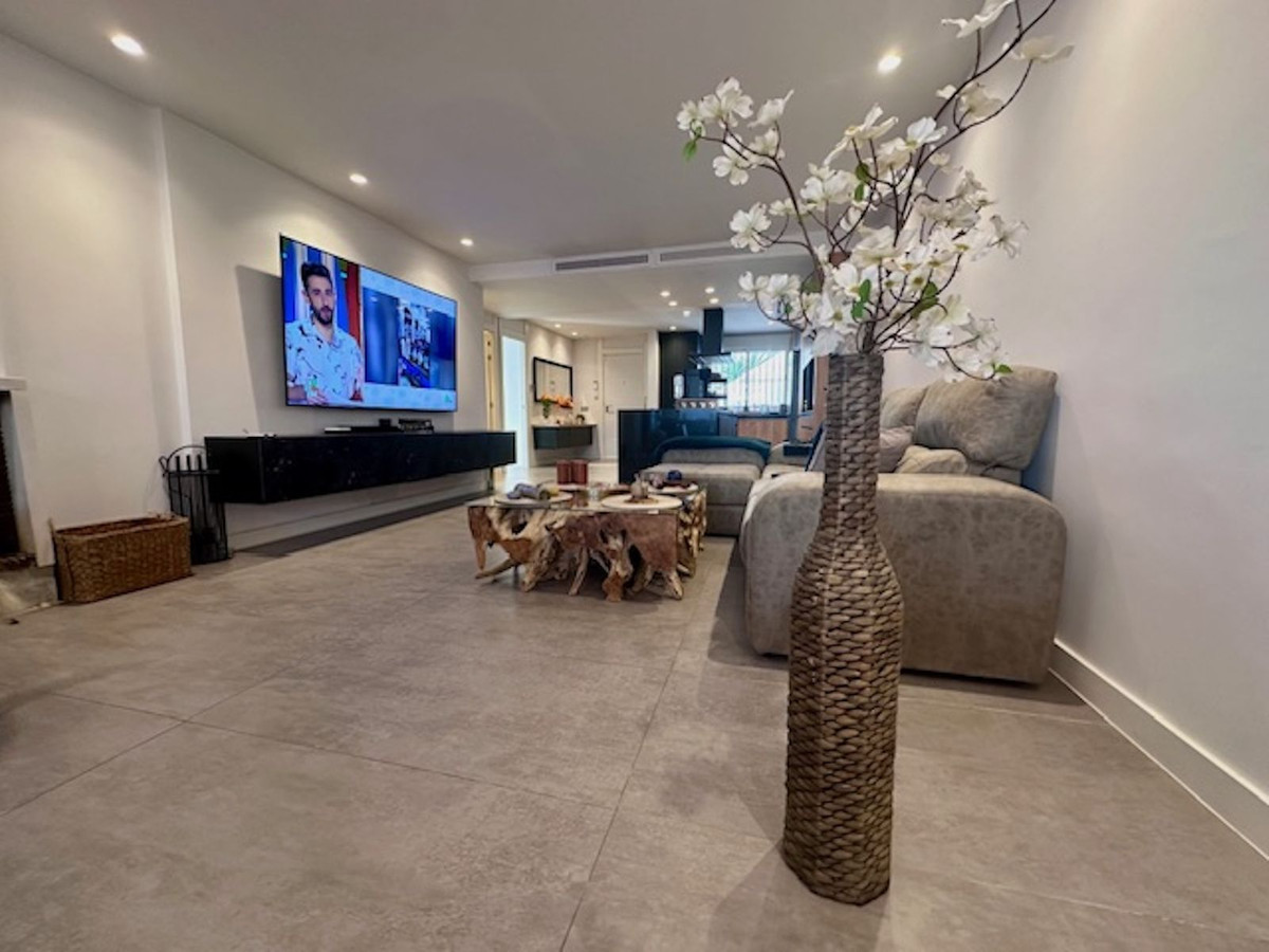 Apartment for sale in Estepona | 2 bedrooms H5130955