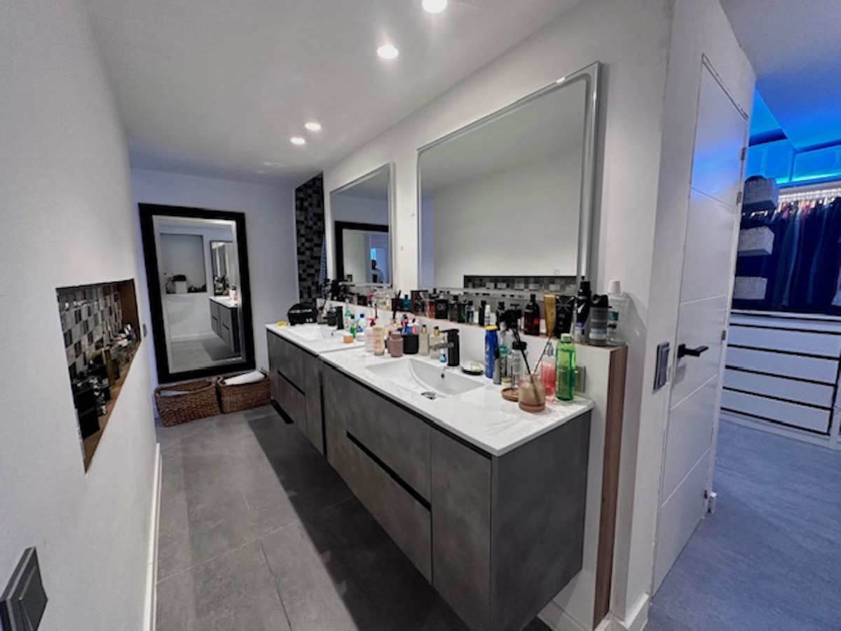 Apartment for sale in Estepona | 2 bedrooms H5130955