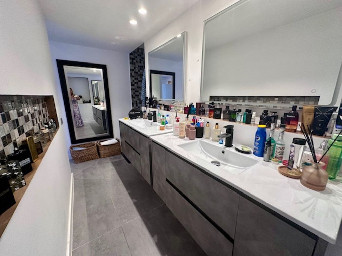Apartment for sale in Estepona | 2 bedrooms H5130955