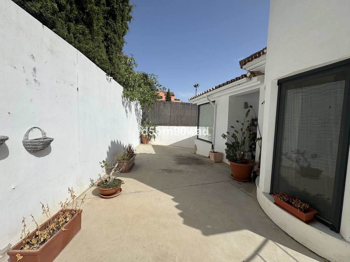 Detached Villa for sale in Estepona | 4 bedrooms H5130982