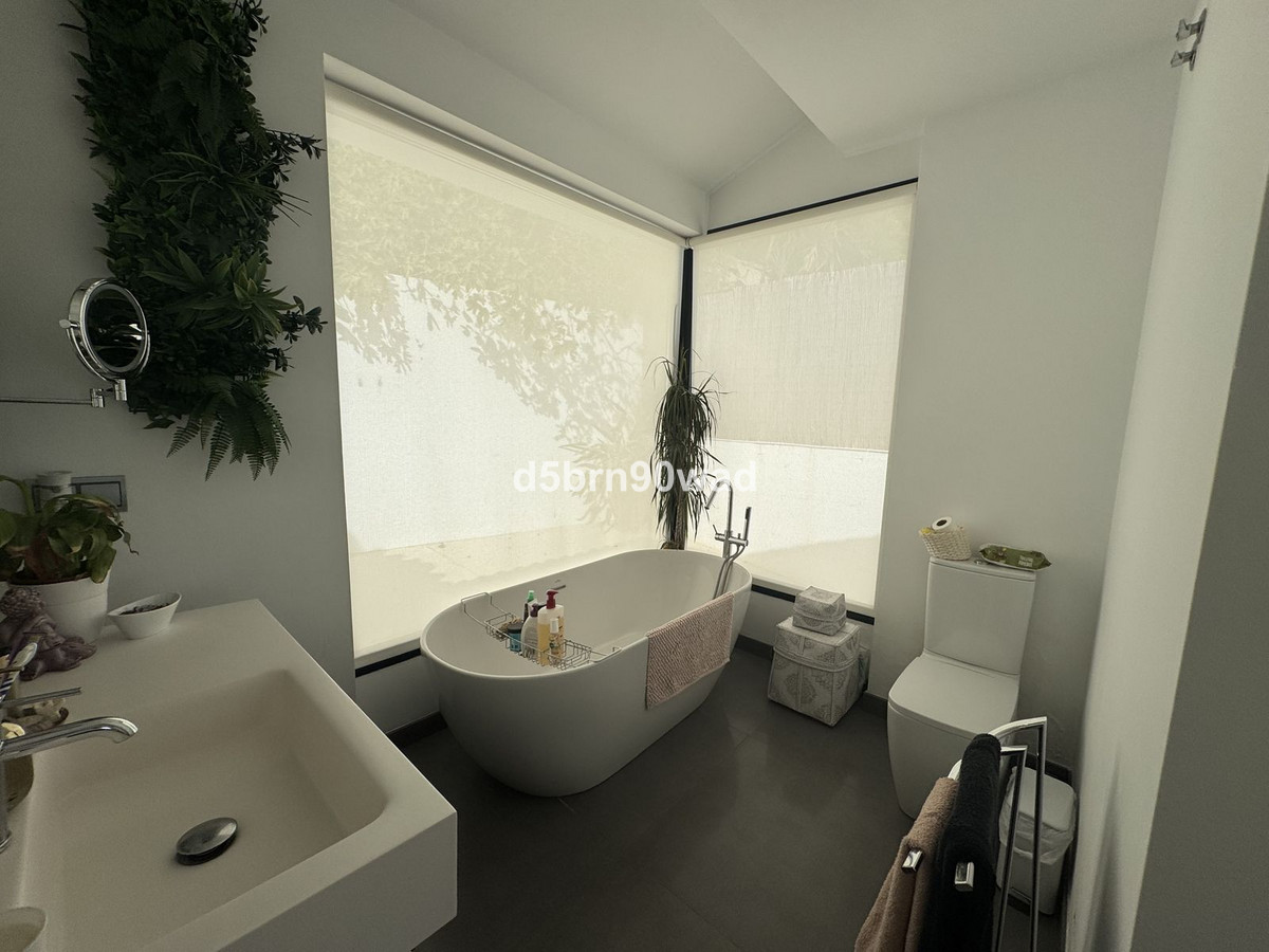 Detached Villa for sale in Estepona | 4 bedrooms H5130982