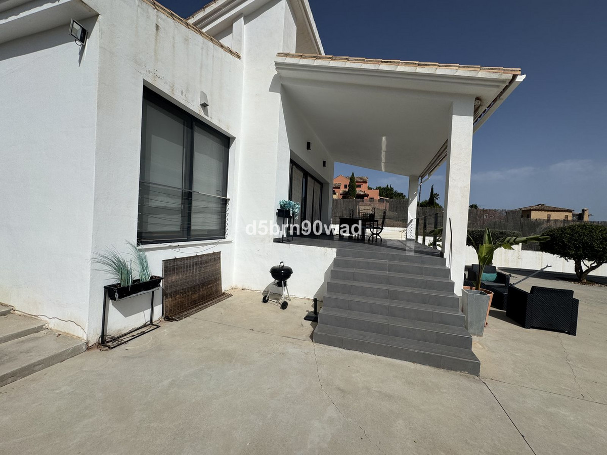 Detached Villa for sale in Estepona | 4 bedrooms H5130982
