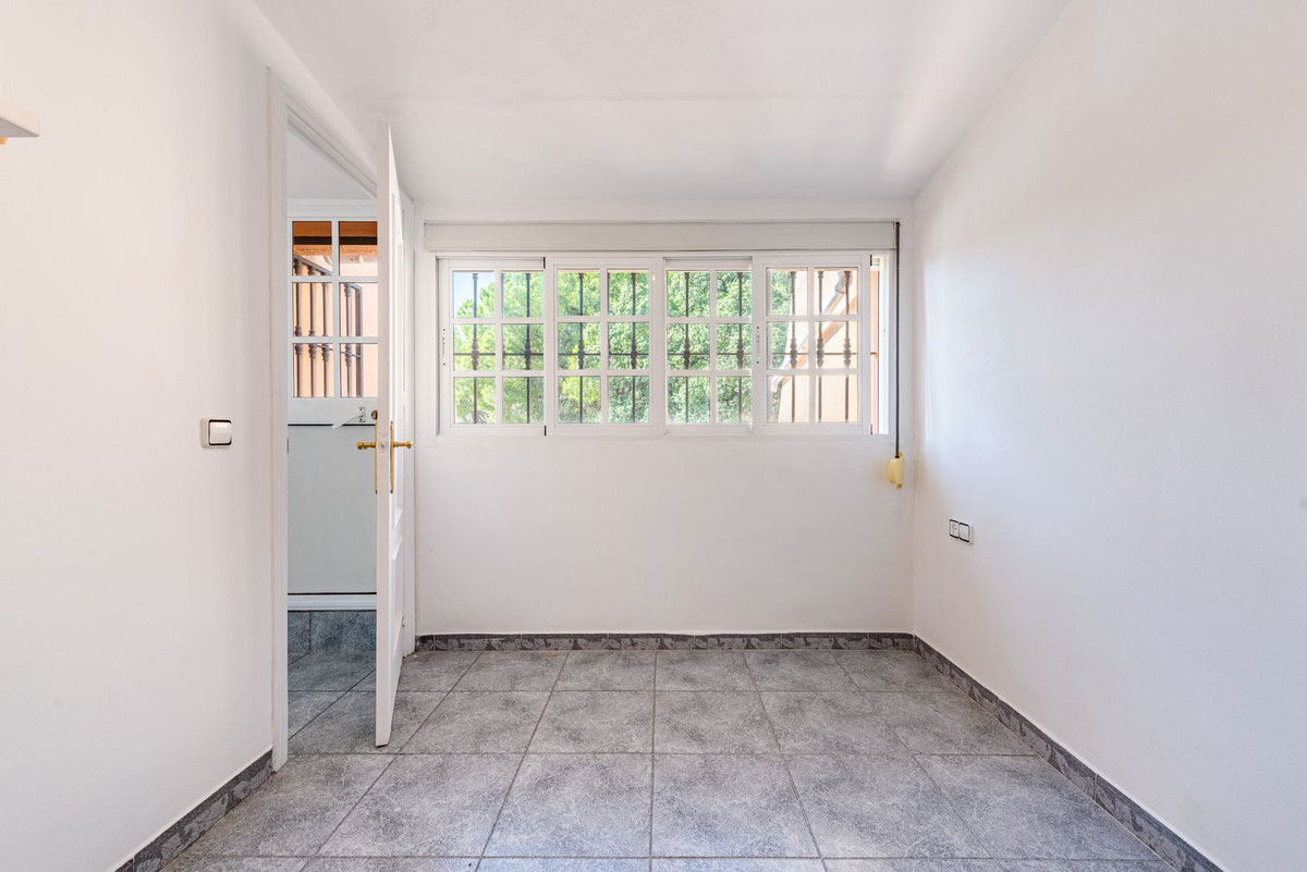 Apartment for sale in Estepona | 2 bedrooms H5131615