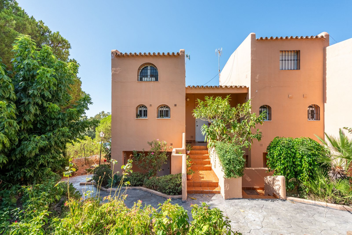 Apartment for sale in Estepona | 2 bedrooms H5131615