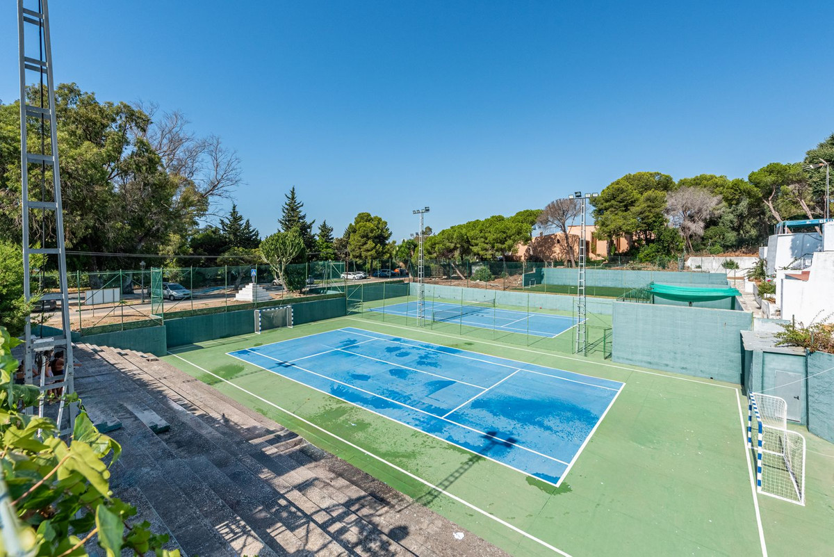 Apartment for sale in Estepona | 2 bedrooms H5131615