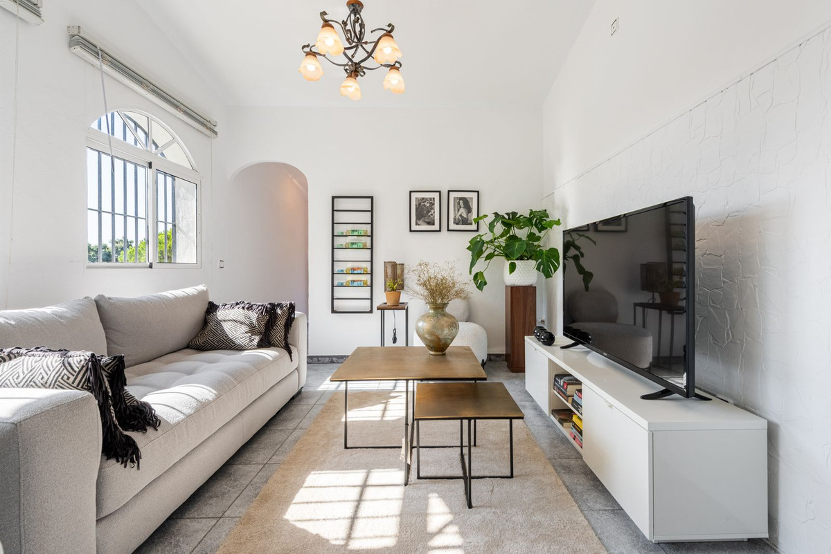 Apartment for sale in Estepona | 2 bedrooms H5131615