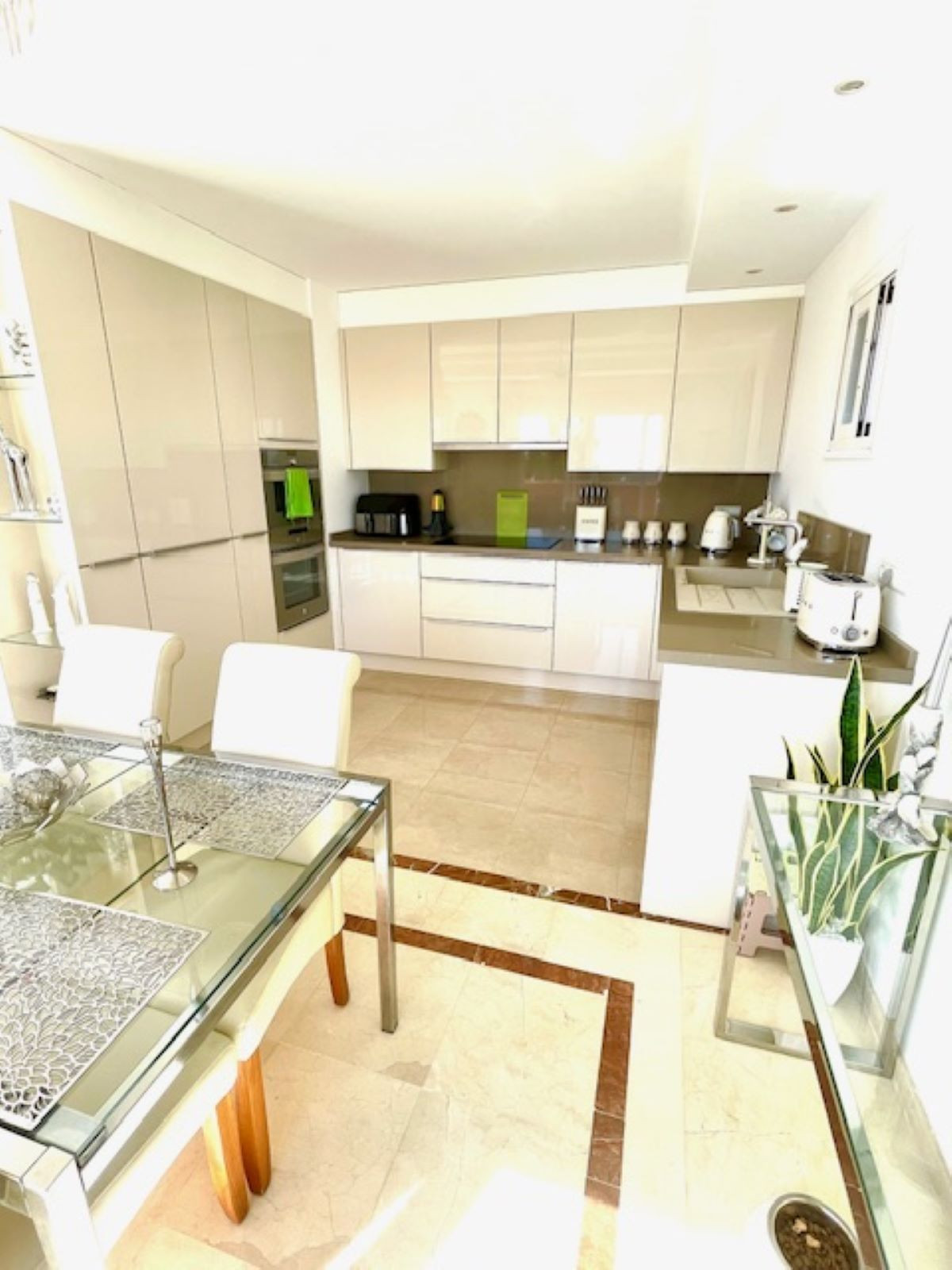 Appartement te koop in Estepona | 3 slaapkamers H5160226