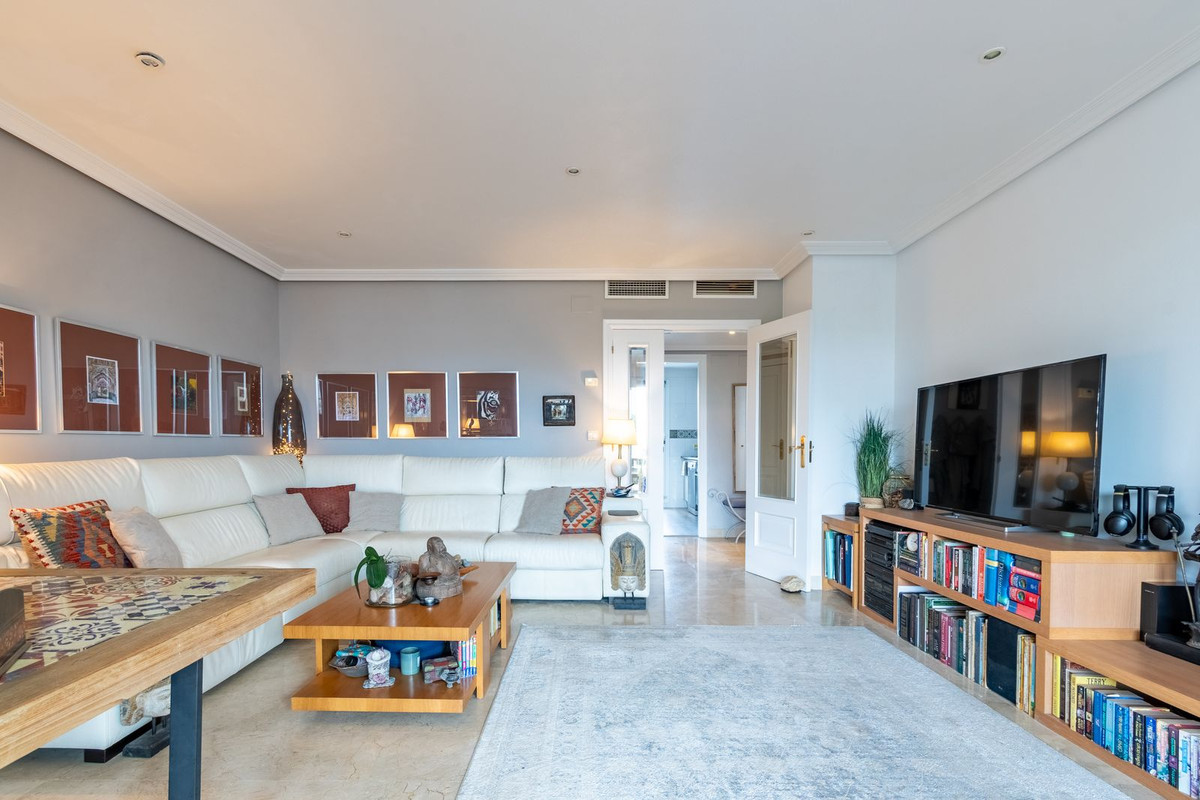 Appartement te koop in Estepona | 3 slaapkamers H5240245