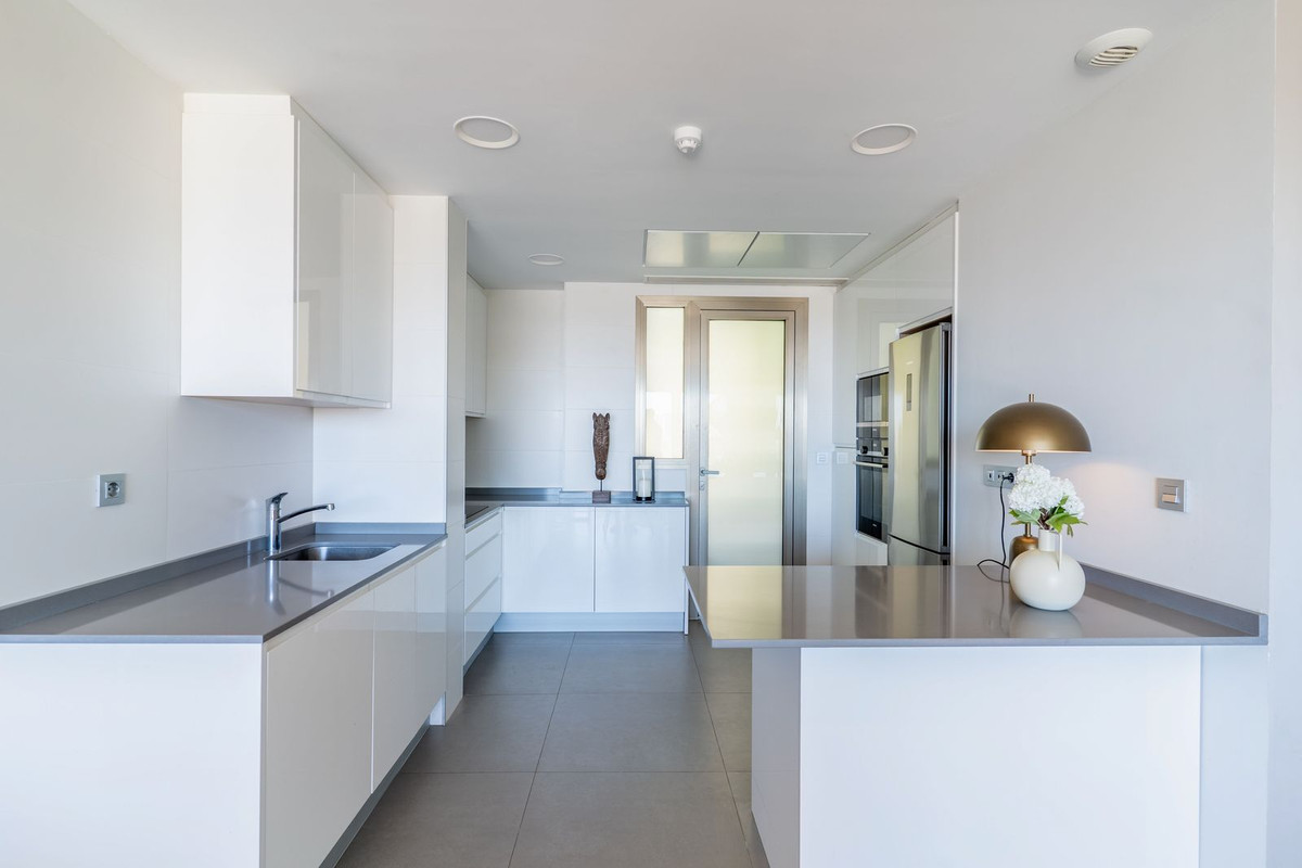 Appartement te koop in Estepona | 4 slaapkamers H5337811