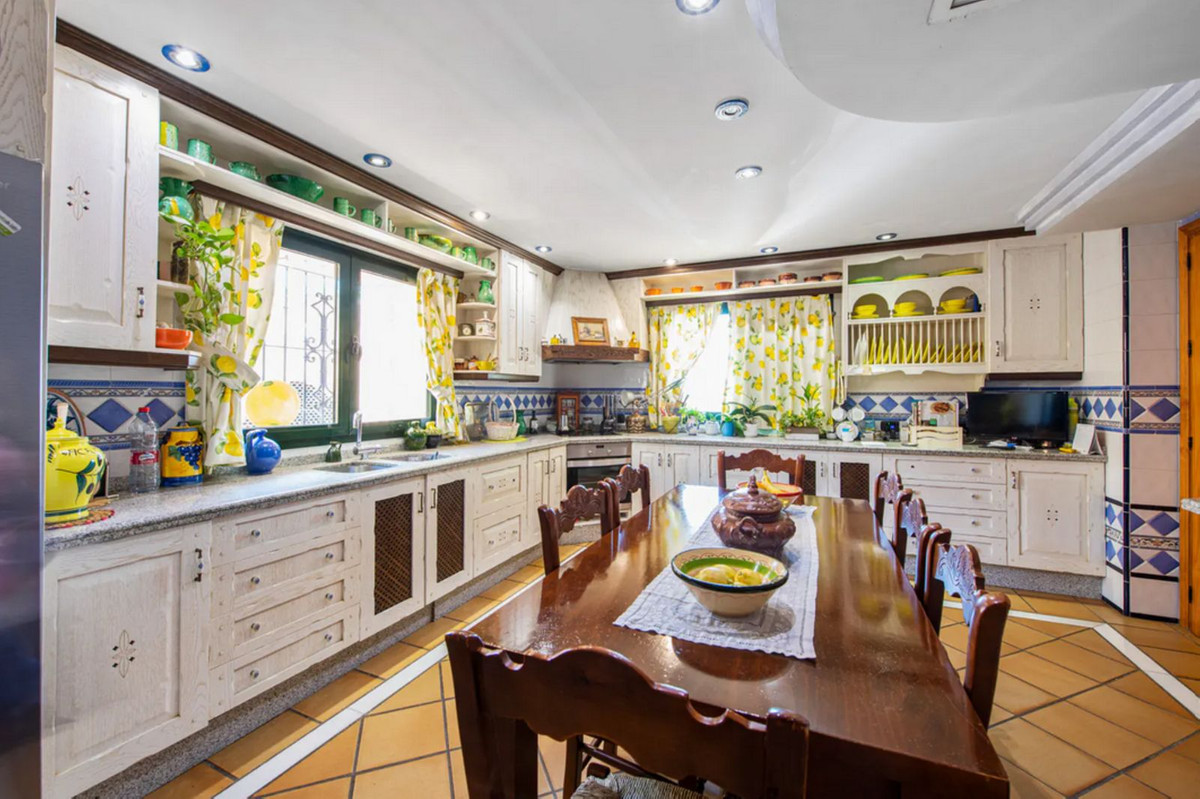 Appartement te koop in Estepona | 6 slaapkamers H5361265