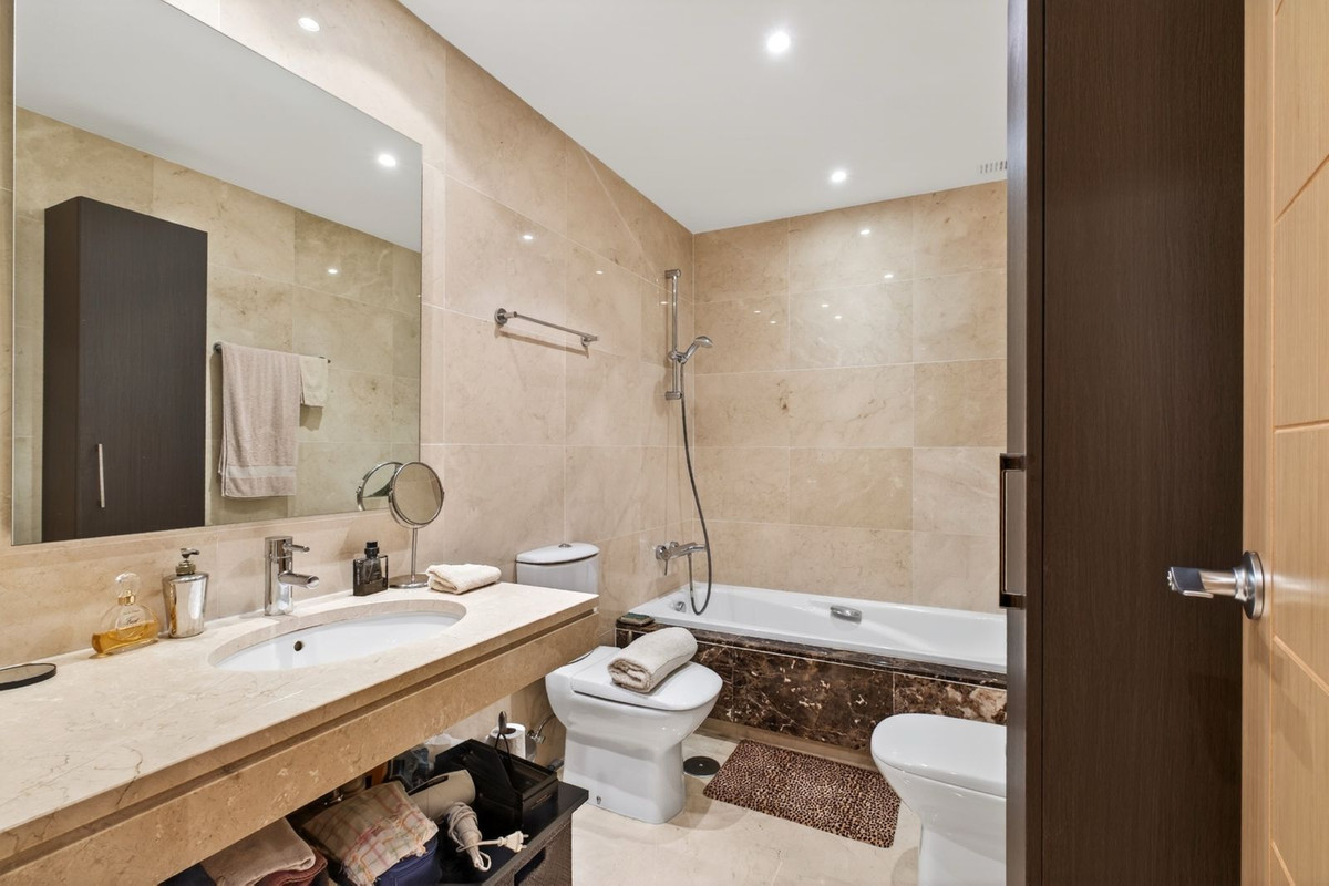 Appartement te koop in Estepona | 2 slaapkamers H5400031