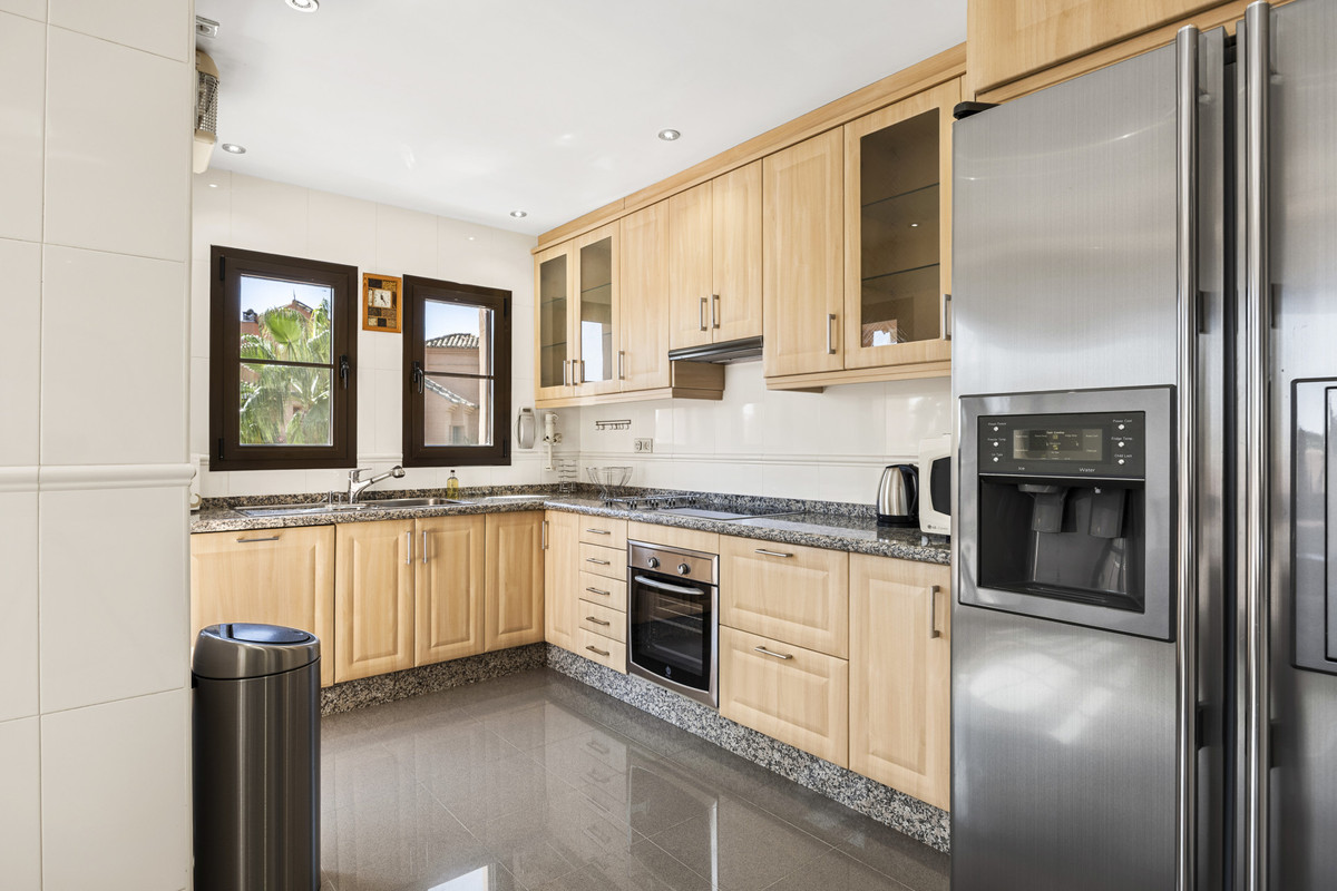 Appartement te koop in Estepona | 5 slaapkamers H5502049