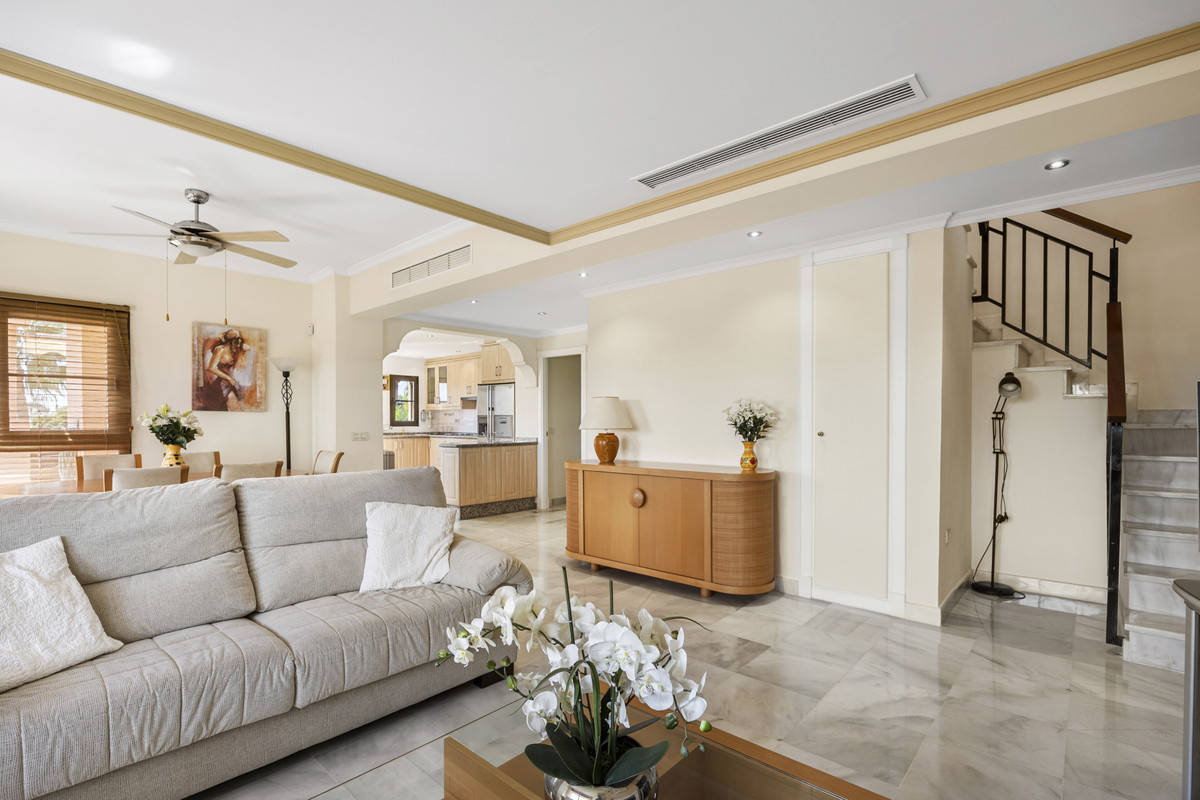 Appartement te koop in Estepona | 5 slaapkamers H5502049