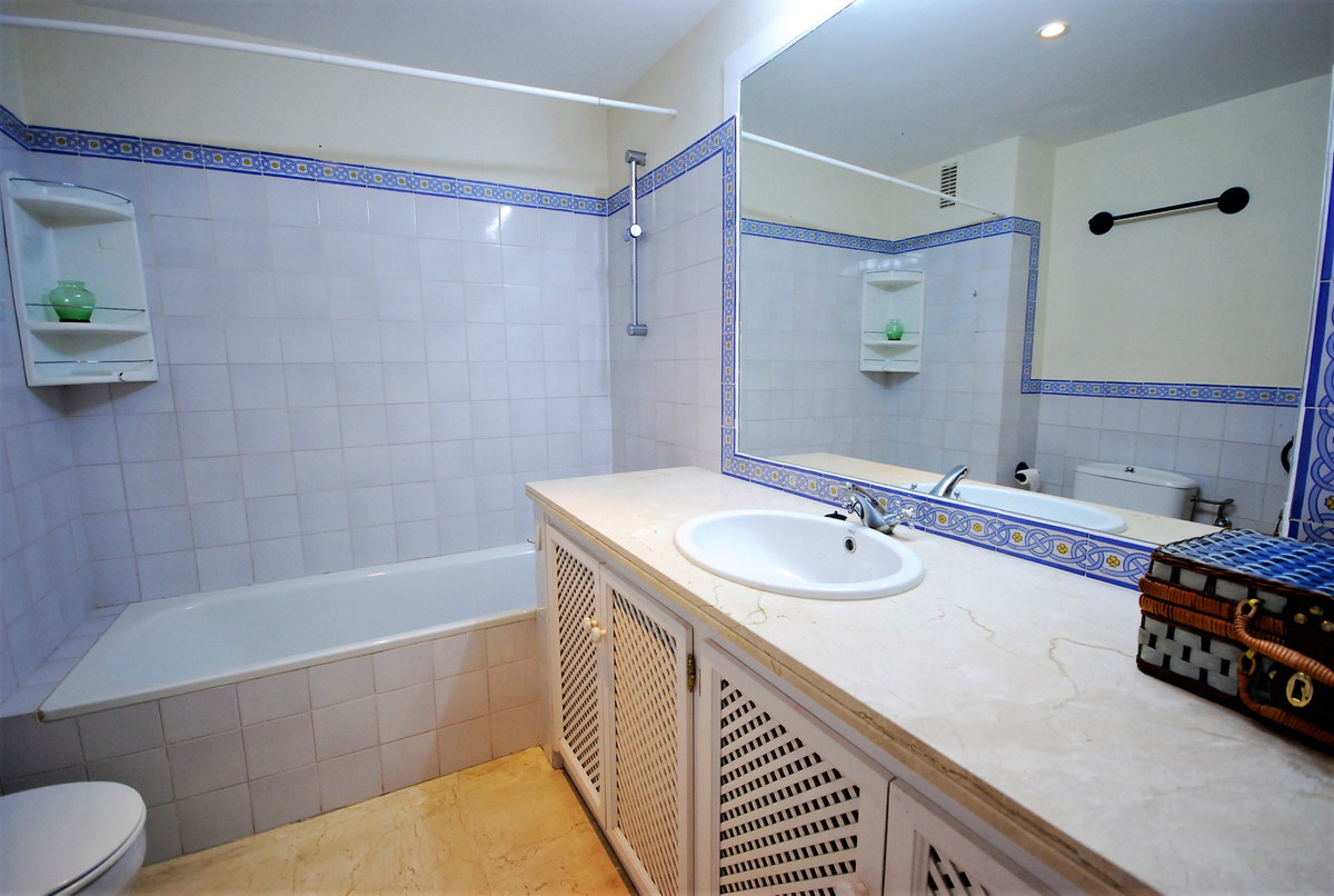 Appartement te koop in Guadalmina Alta | 2 slaapkamers H5325799