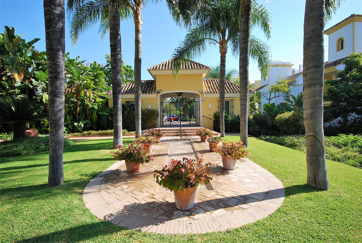 Appartement te koop in Guadalmina Alta | 2 slaapkamers H5325799