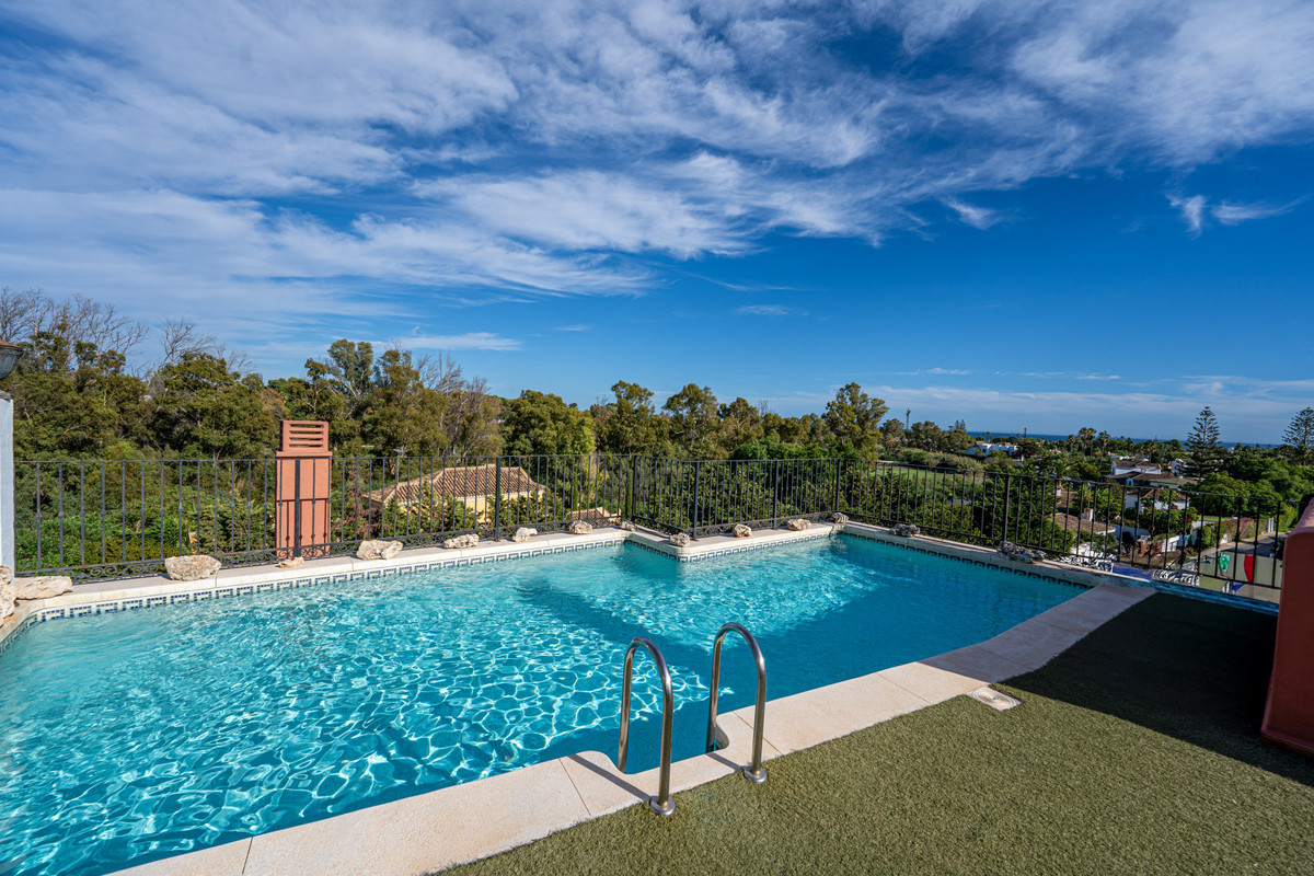Penthouse Duplex in Guadalmina Baja-17