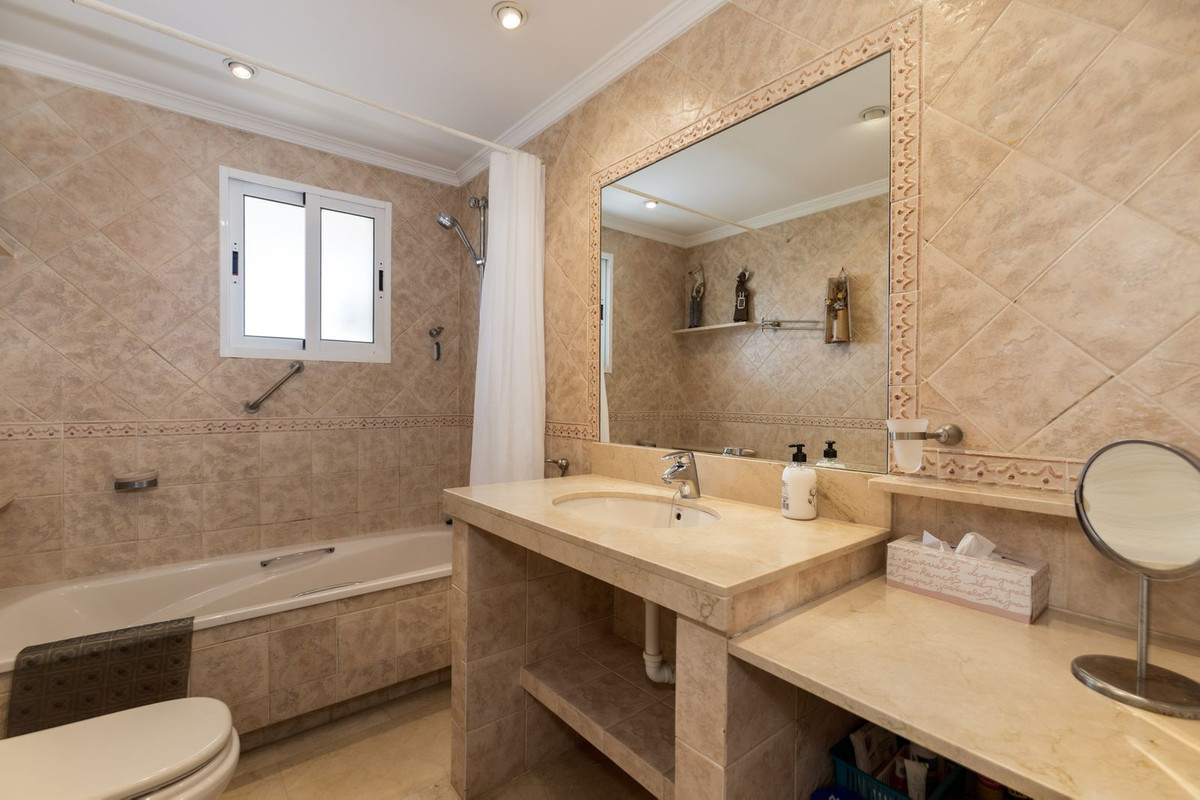 Appartement te koop in La Carihuela | 2 slaapkamers H5016976