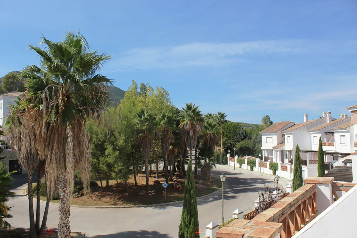 Duplex in Lauro Golf-5