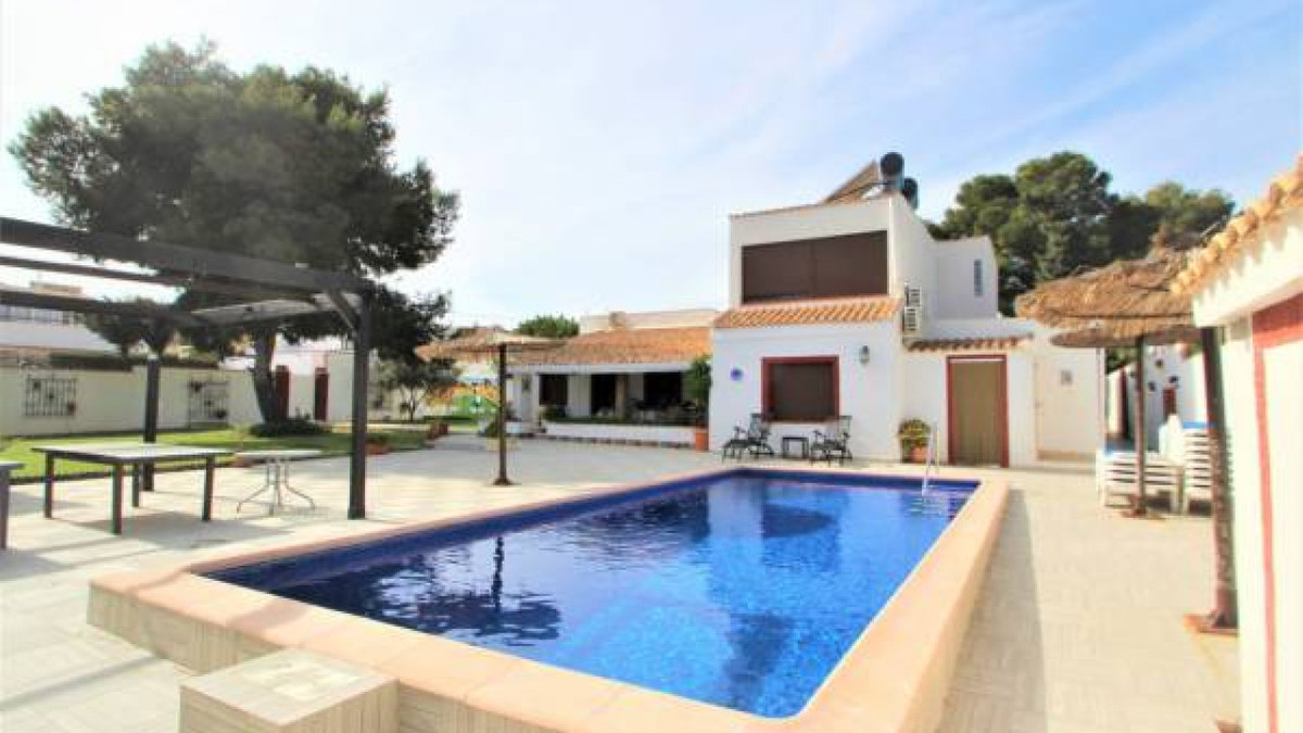 Huis te koop in Lomas de Cabo Roig | 9 slaapkamers H5295346