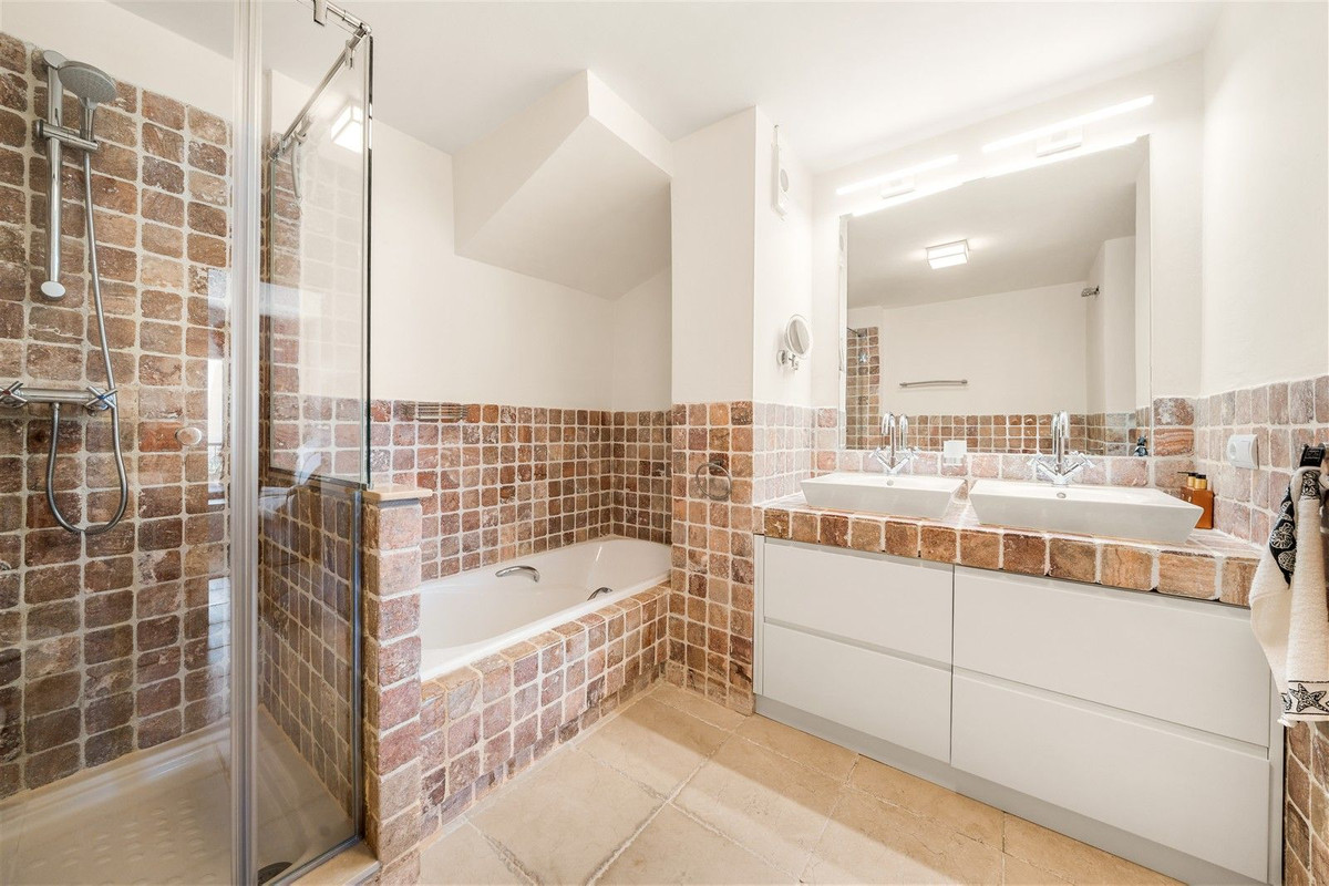 Appartement te koop in Los Flamingos | 4 slaapkamers H5502853