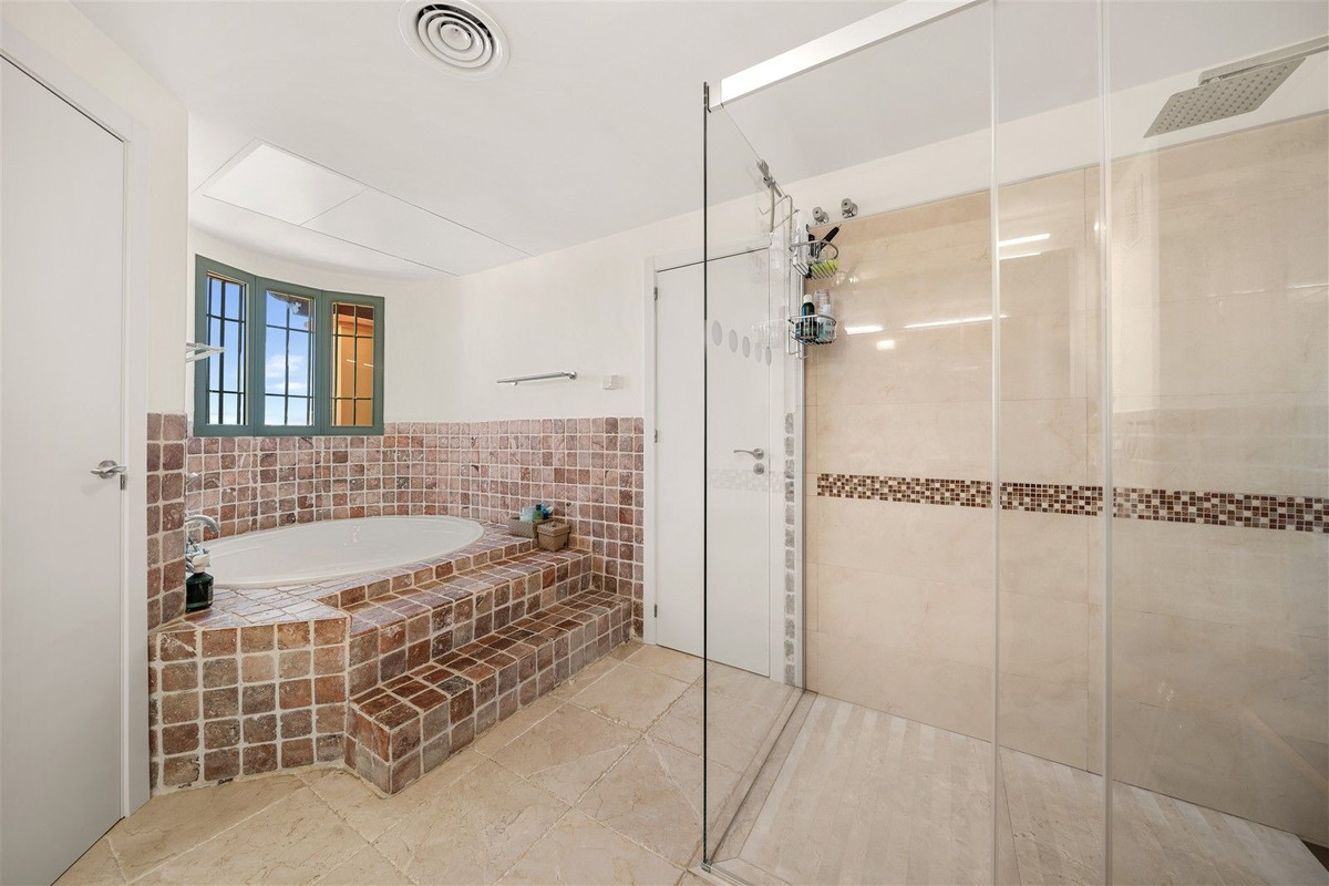 Appartement te koop in Los Flamingos | 4 slaapkamers H5502853