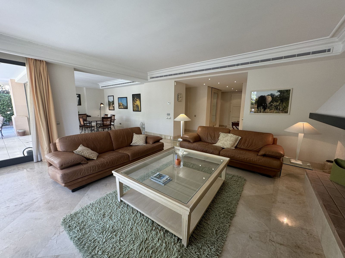Begane grond appartement in Los Monteros-1