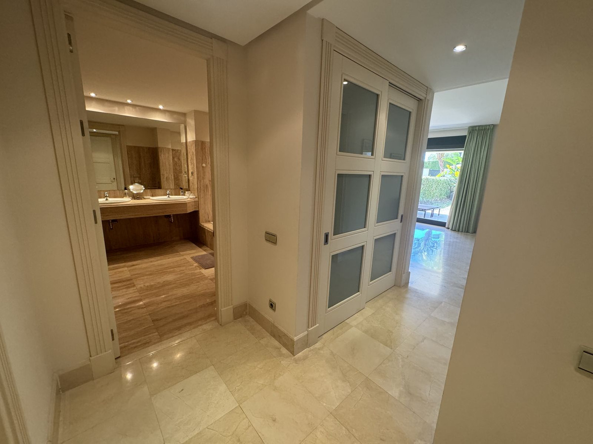 Begane grond appartement in Los Monteros-14