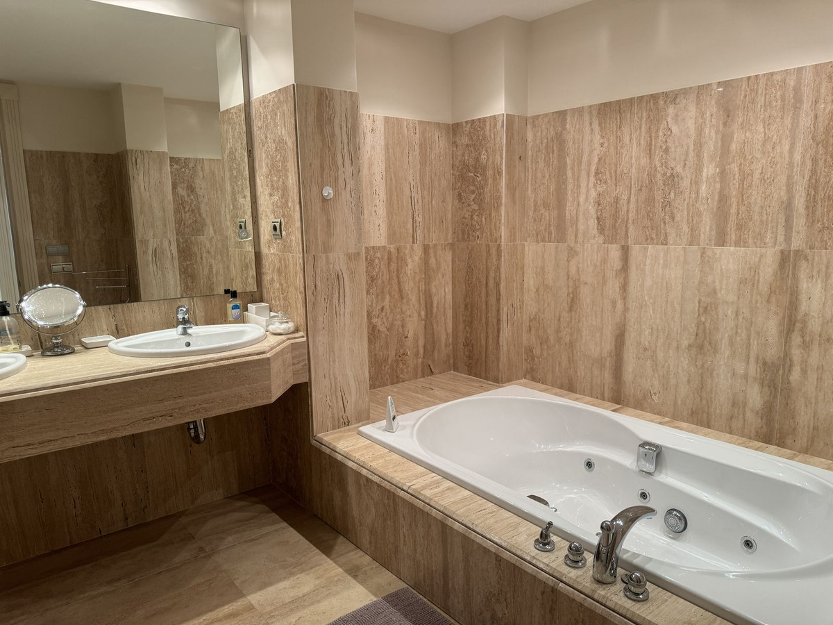Begane grond appartement in Los Monteros-17