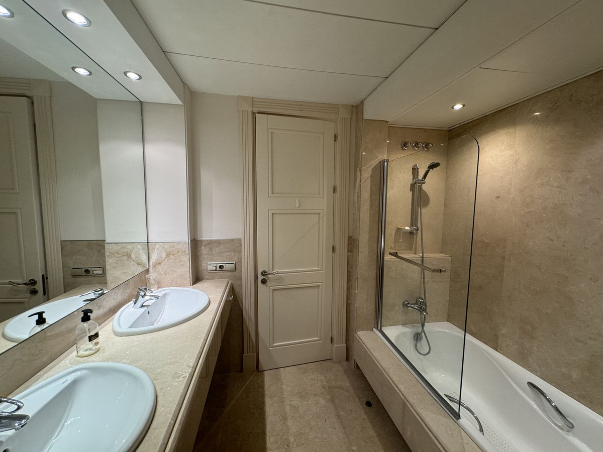 Begane grond appartement in Los Monteros-25