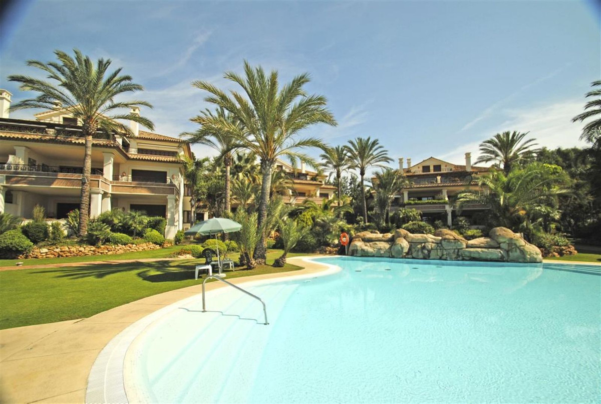 Begane grond appartement in Los Monteros-27