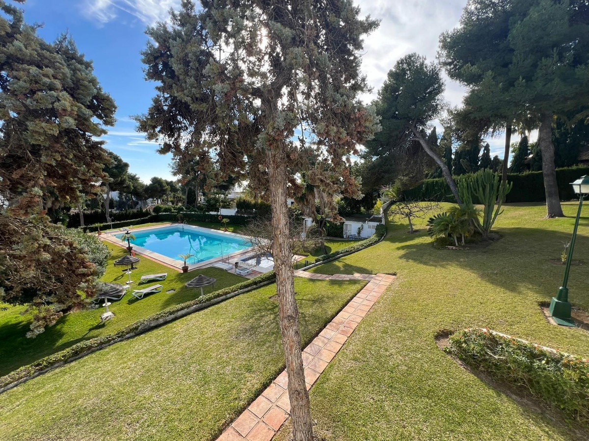 Begane grond appartement in Los Monteros-1