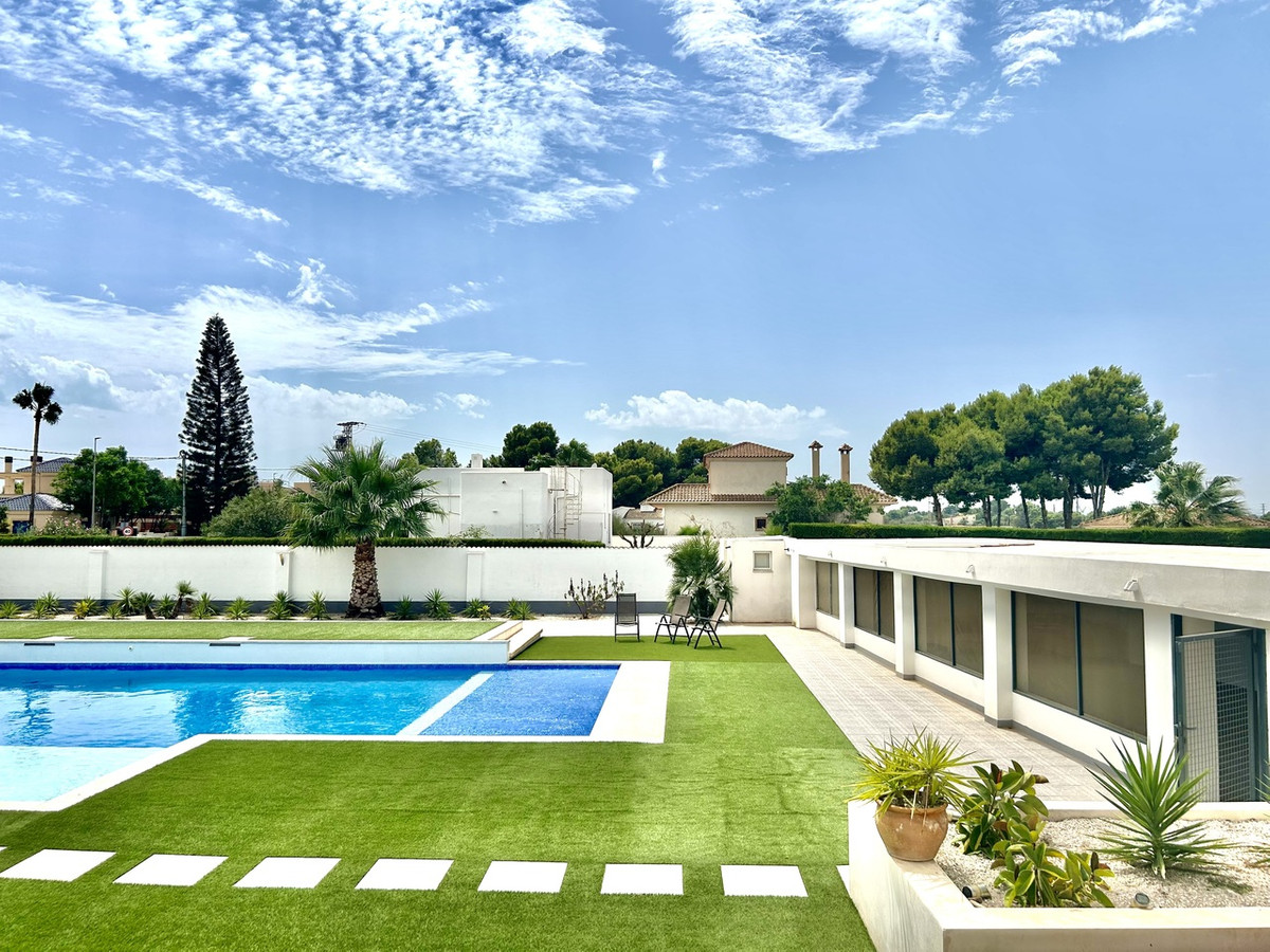 Appartement te koop in Los Montesinos | 8 slaapkamers H5468629