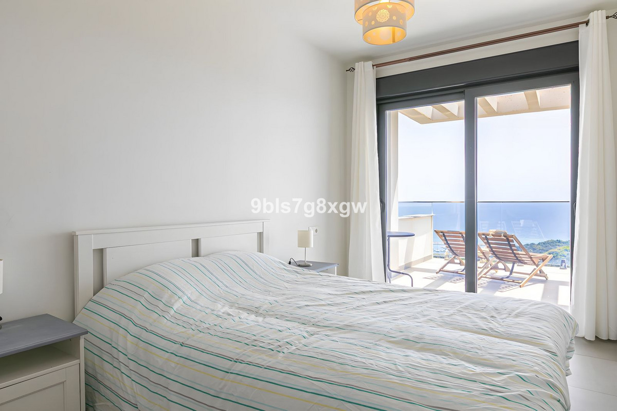 Penthouse in La Duquesa-18