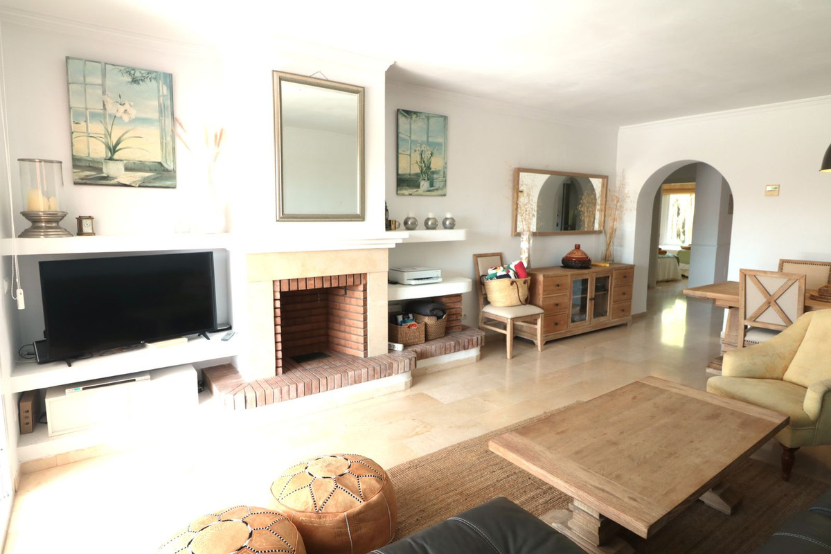 Bovenverdieping Appartement in New Golden Mile-11