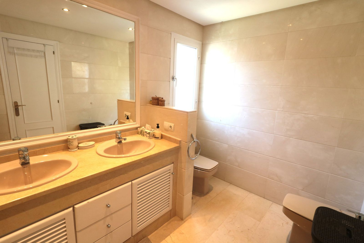 Bovenverdieping Appartement in New Golden Mile-27