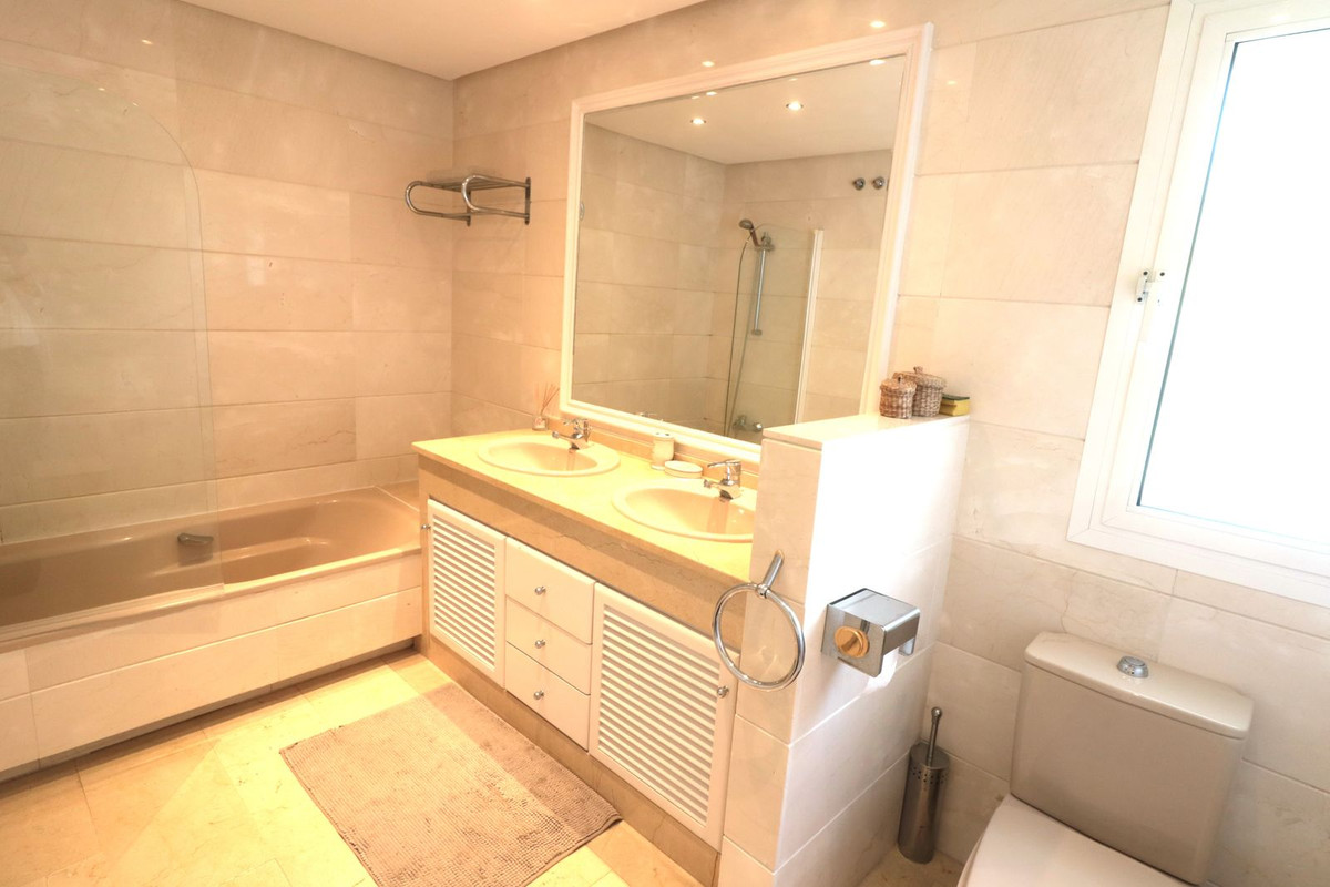 Bovenverdieping Appartement in New Golden Mile-9