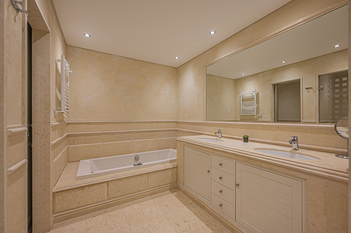 Appartement te koop in New Golden Mile | 3 slaapkamers H5483620