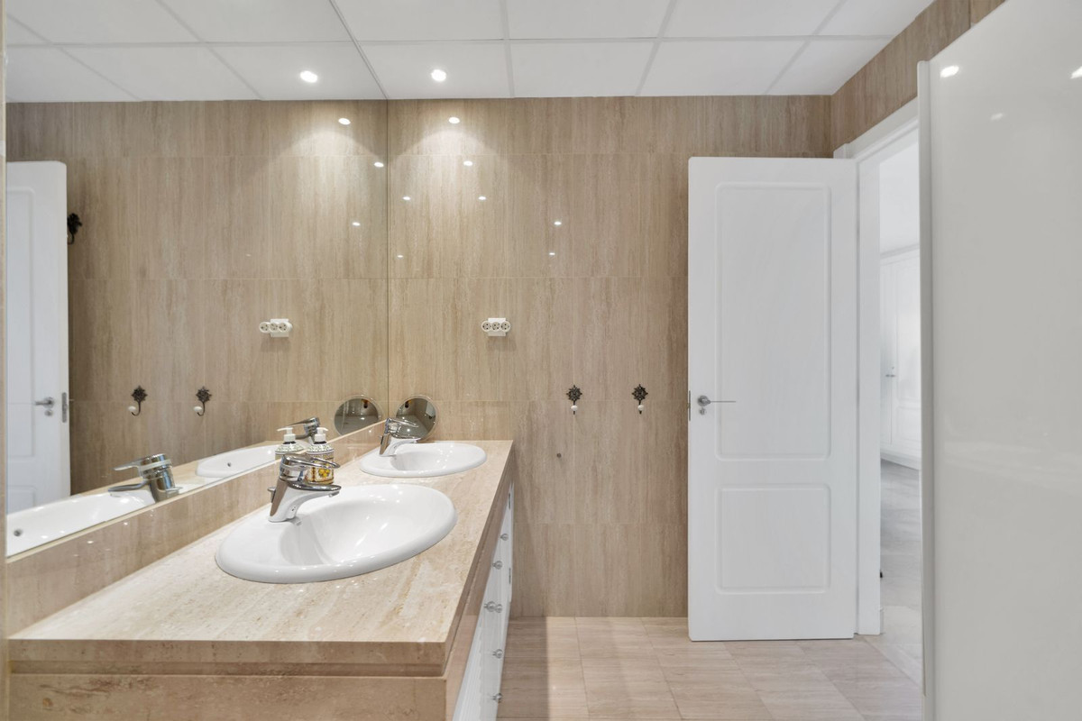 Penthouse for sale in Nueva Andalucía | 3 bedrooms H5134141