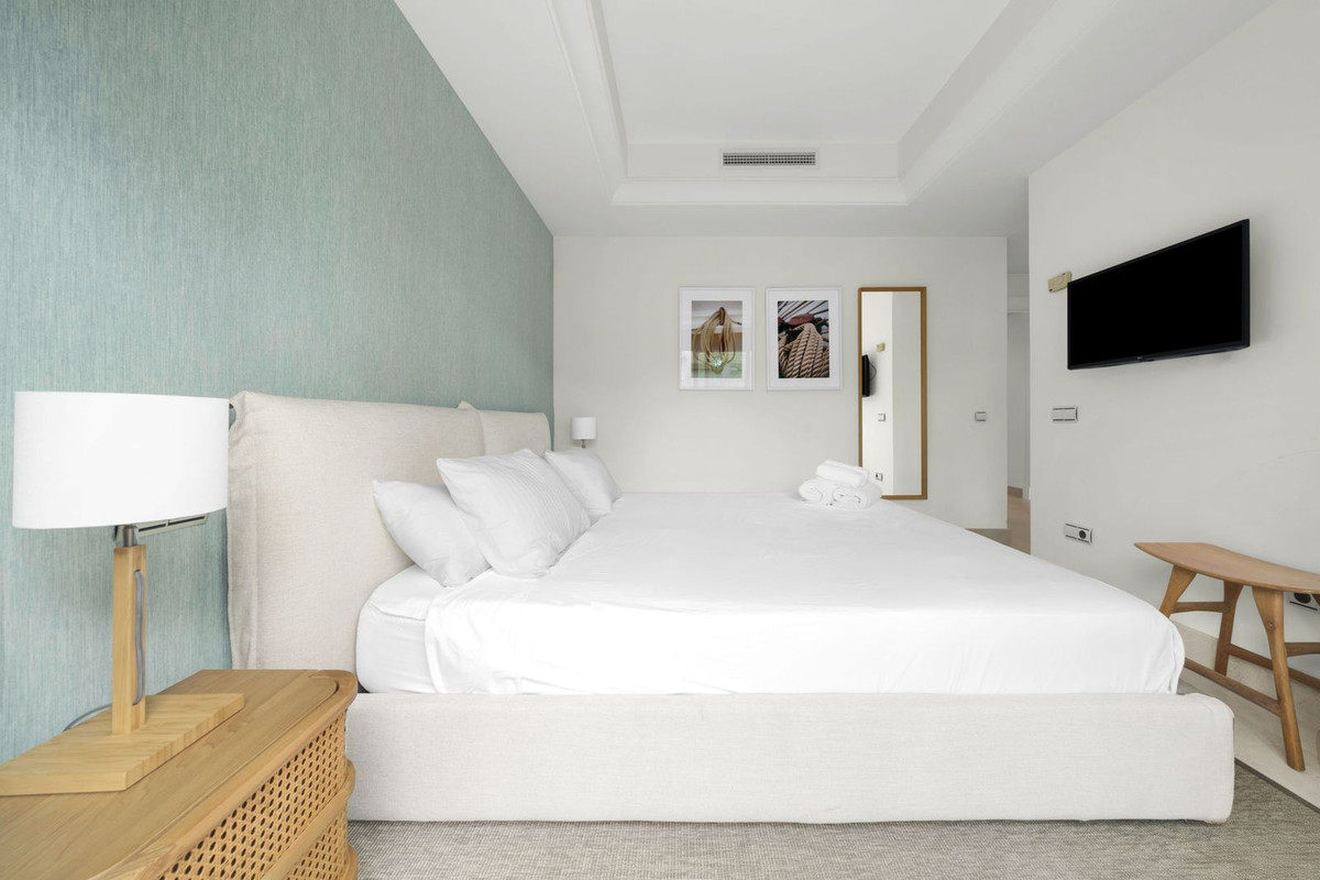 Apartment for sale in Puerto Banús | 4 bedrooms H4930276