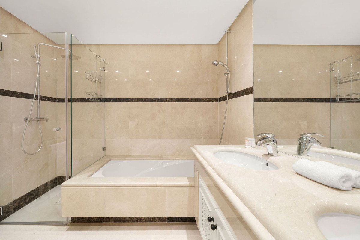 Apartment for sale in Puerto Banús | 4 bedrooms H4930276