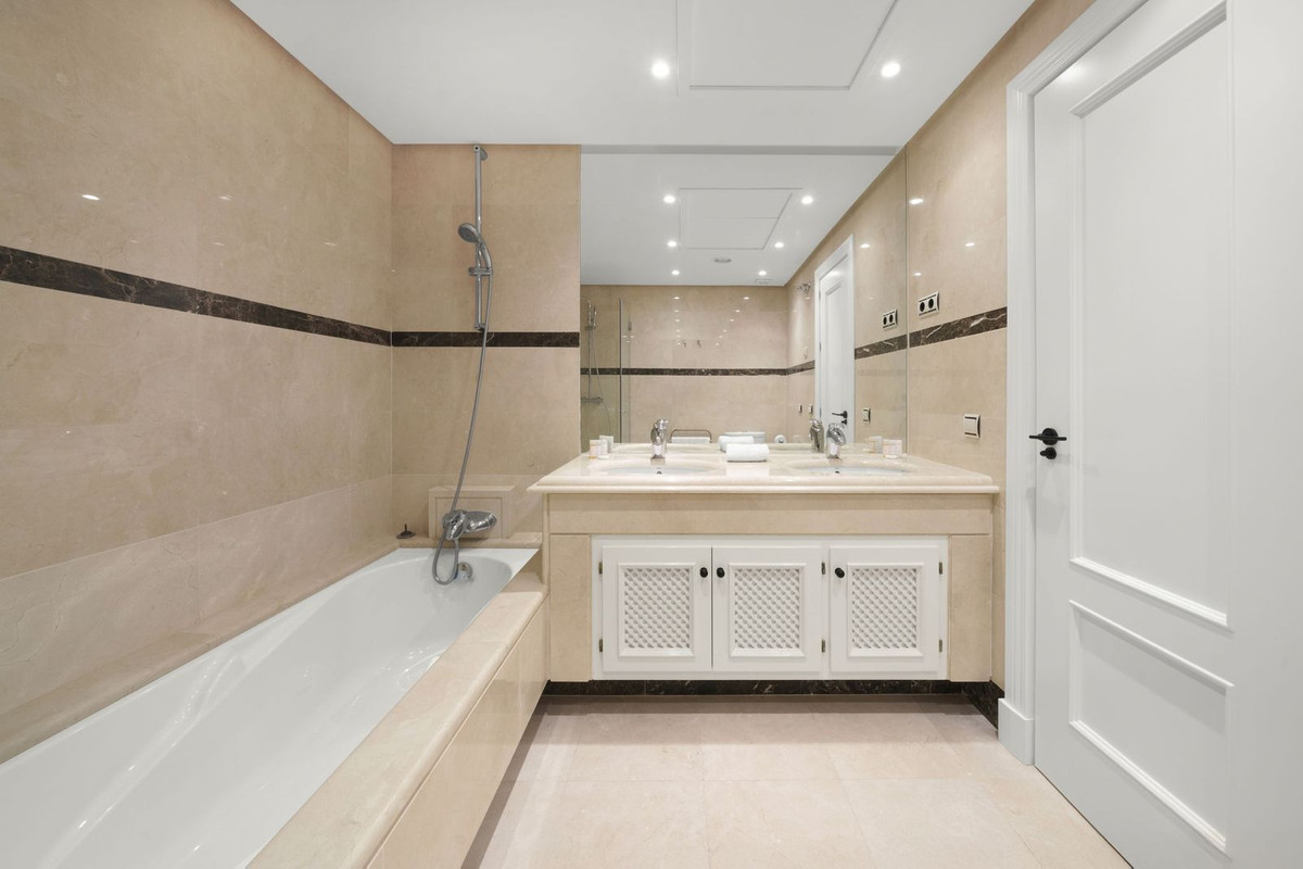 Apartment for sale in Puerto Banús | 4 bedrooms H4930276