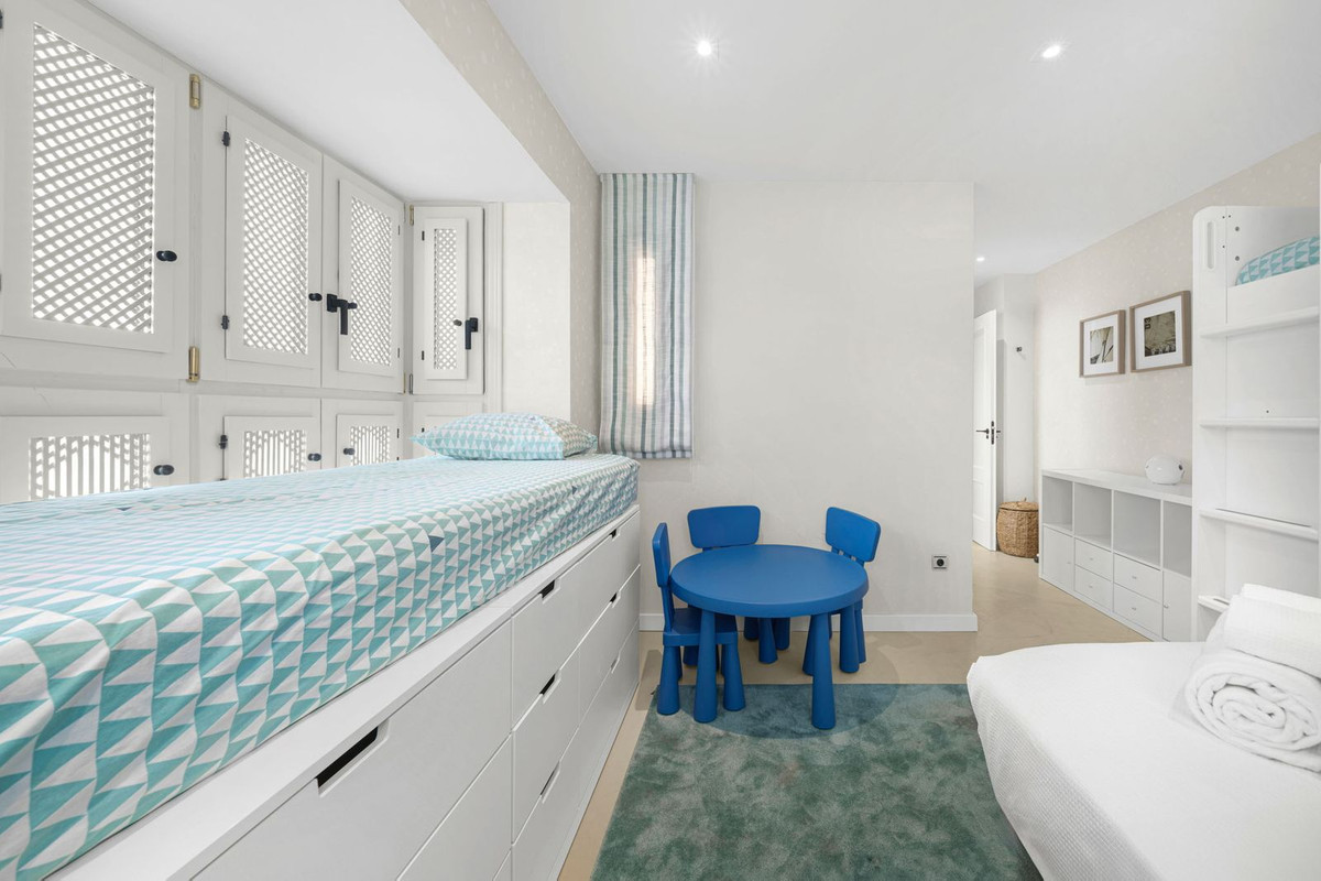 Apartment for sale in Puerto Banús | 4 bedrooms H4930276