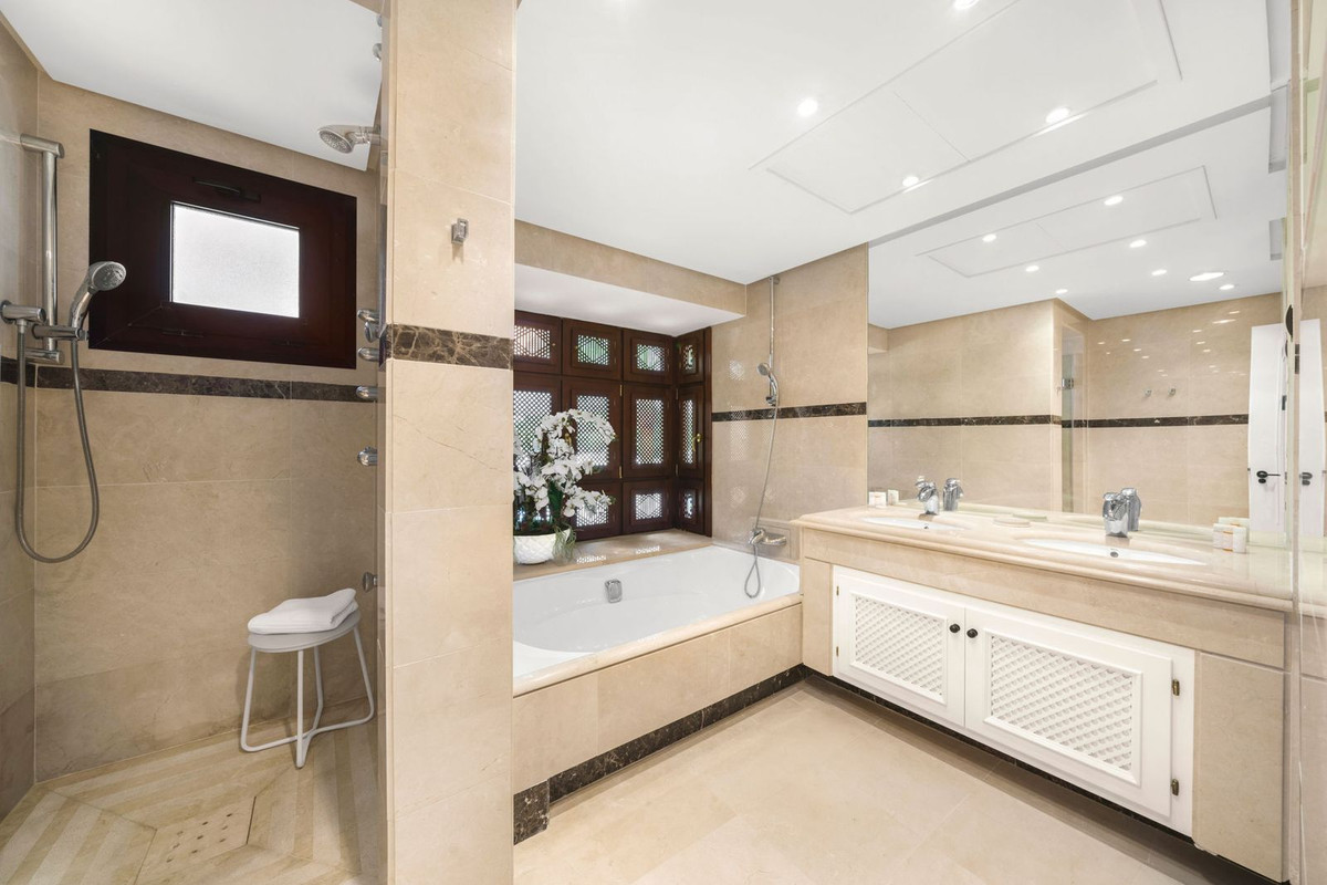Apartment for sale in Puerto Banús | 4 bedrooms H4930276