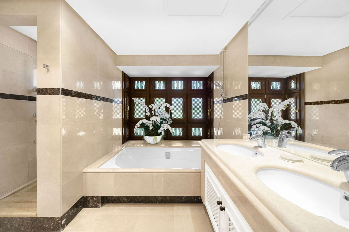 Apartment for sale in Puerto Banús | 4 bedrooms H4930276