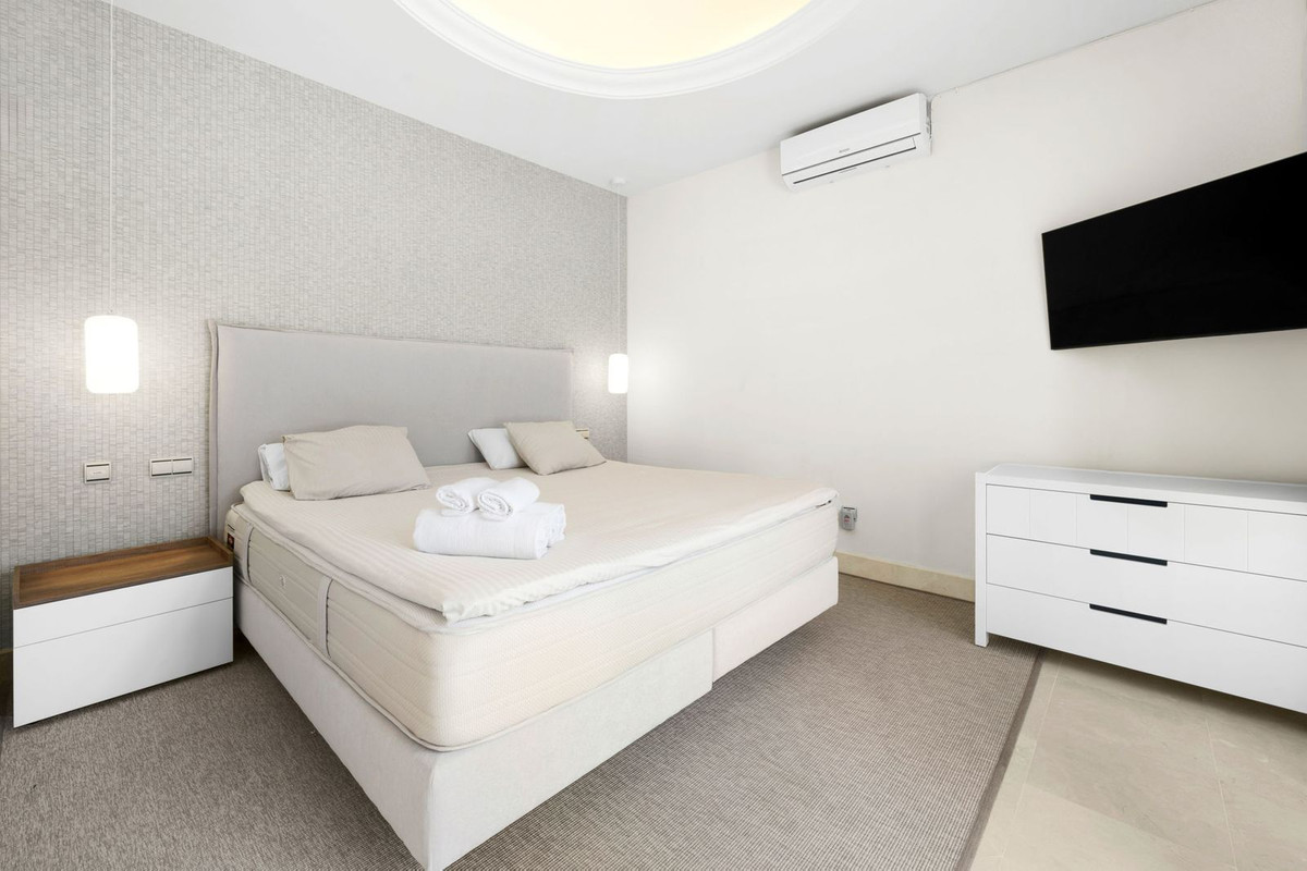 Apartment for sale in Puerto Banús | 4 bedrooms H4930276