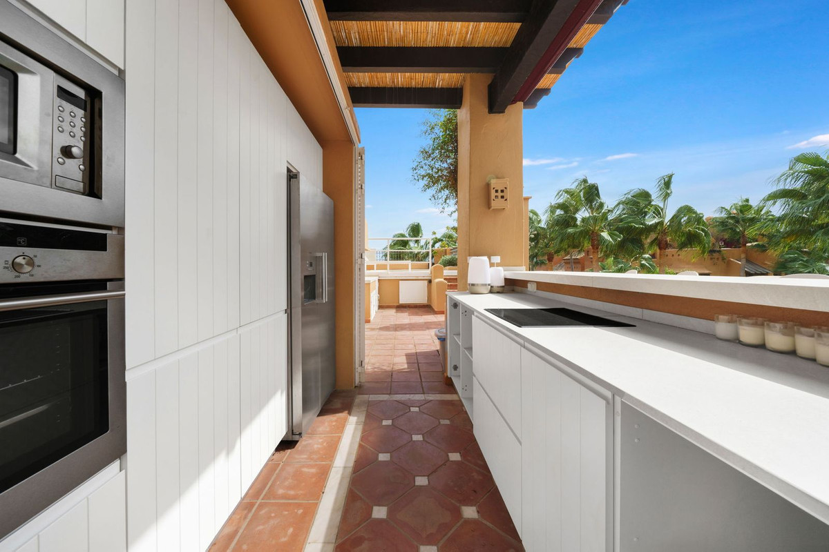 Apartment for sale in Puerto Banús | 4 bedrooms H4930276