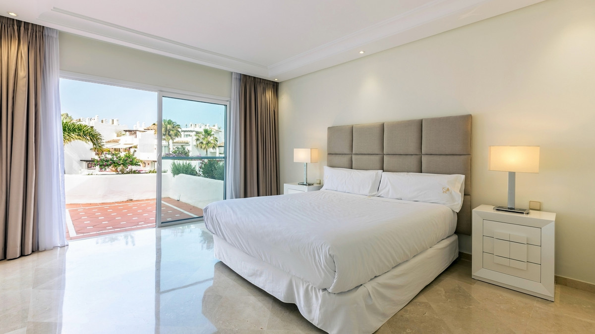 Penthouse for sale in Puerto Banús | 3 bedrooms H5034295