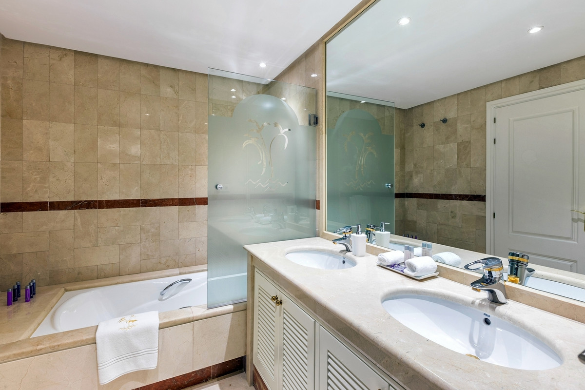 Penthouse for sale in Puerto Banús | 3 bedrooms H5034295