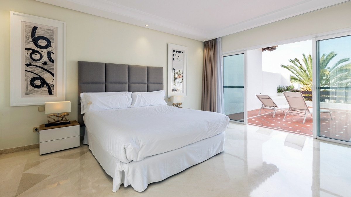 Penthouse for sale in Puerto Banús | 3 bedrooms H5034295