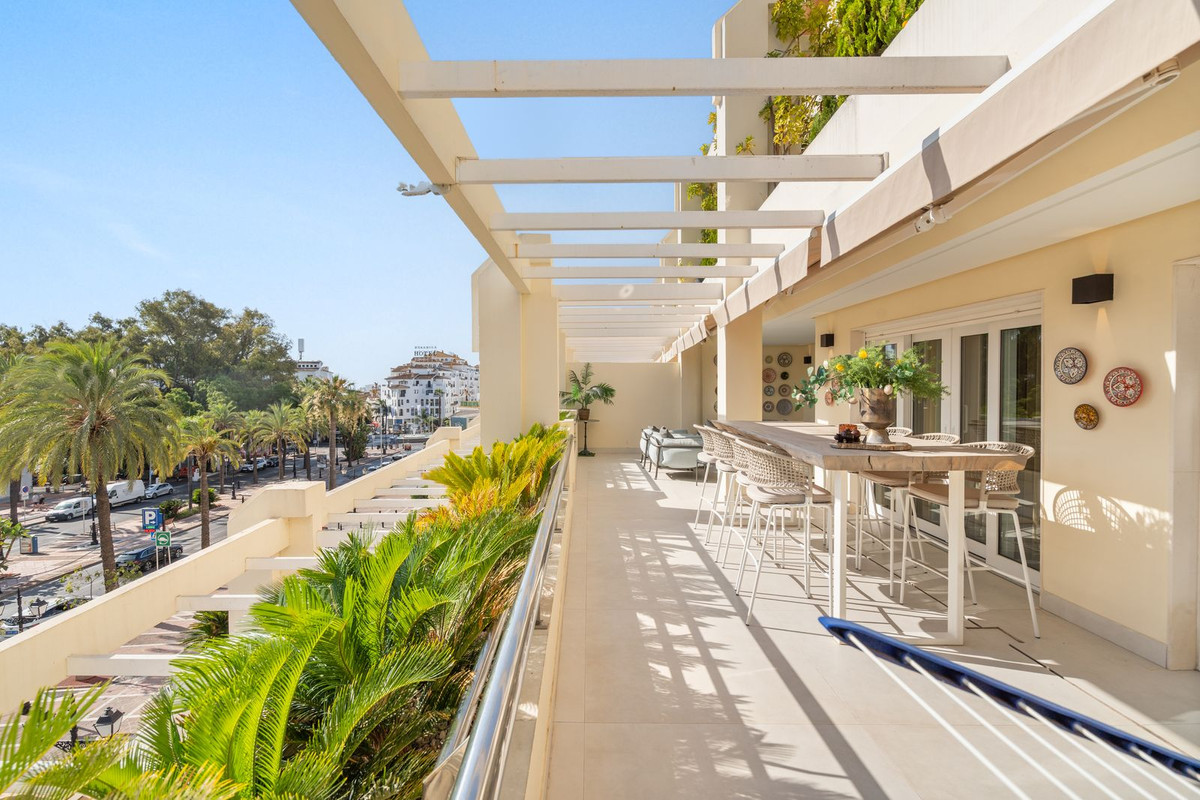 Apartment for sale in Puerto Banús | 4 bedrooms H5126548